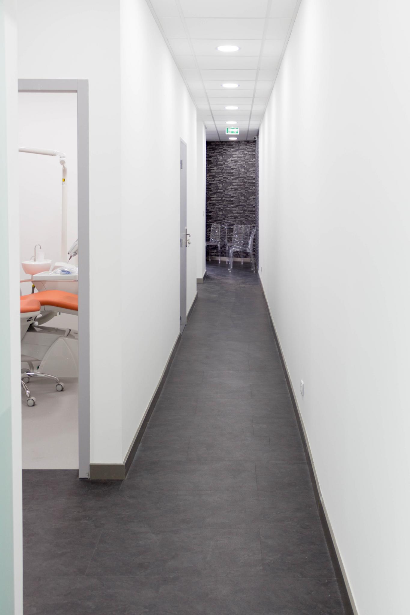 Le couloir desservant les salles de soins